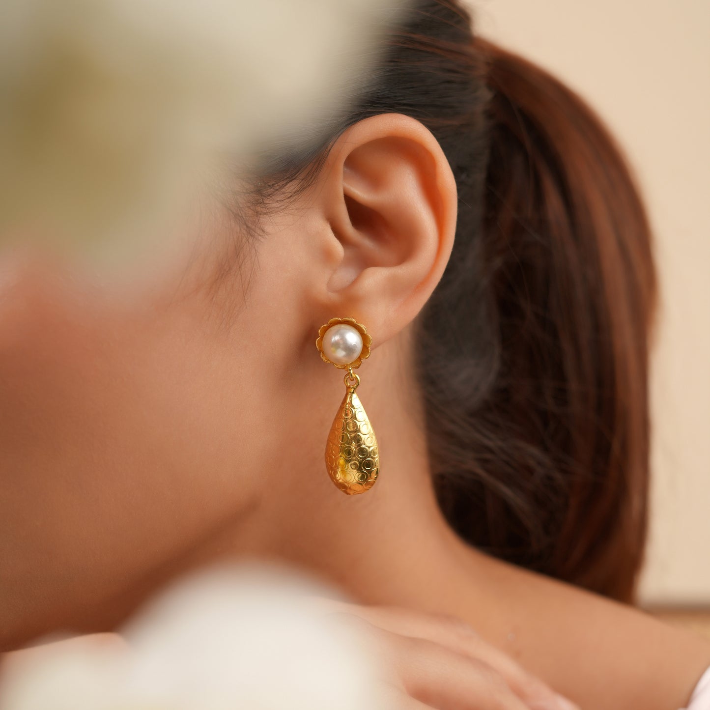 Simple pearl drop earrings gold