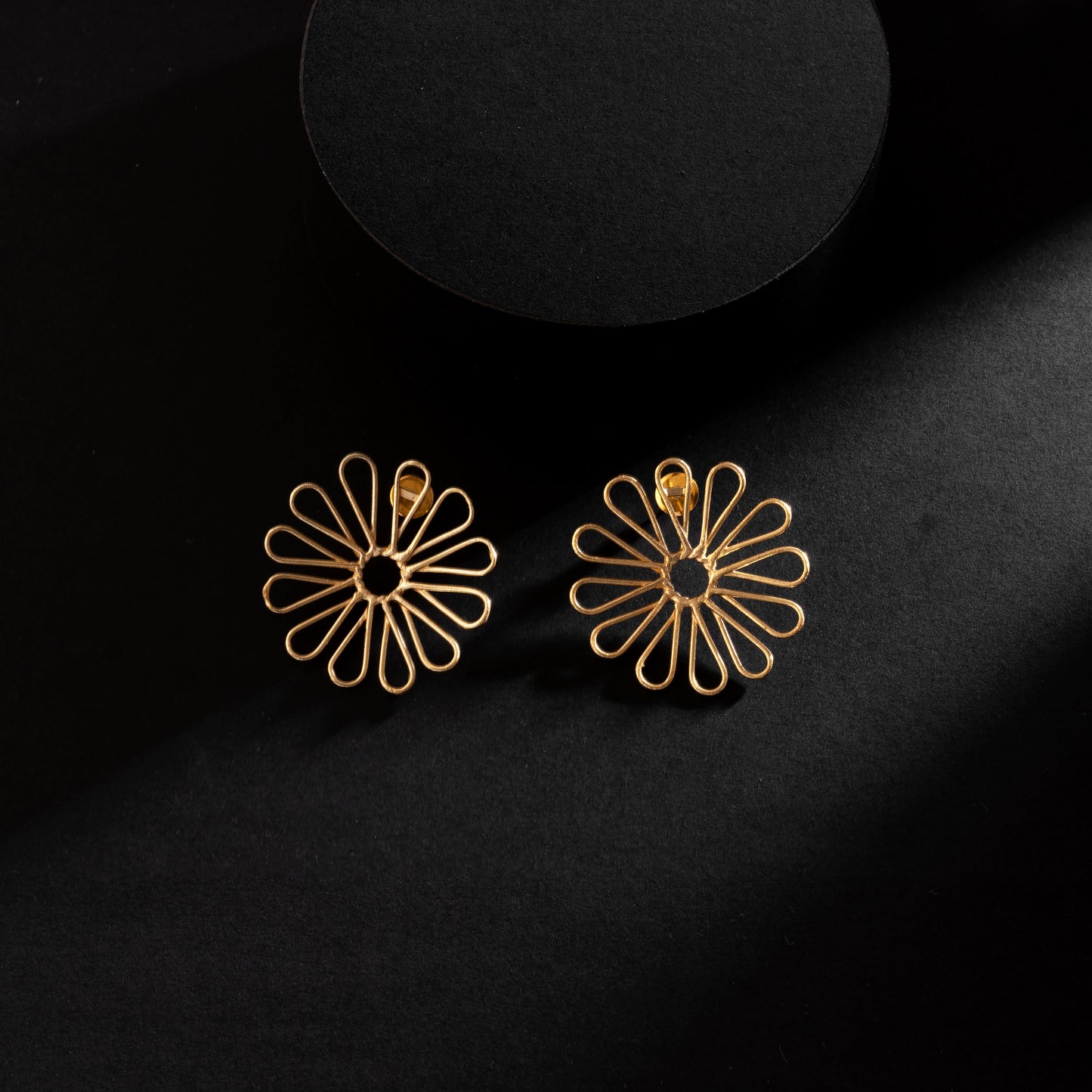 Gold platted daisy shape brass 18k gold platted women's earring